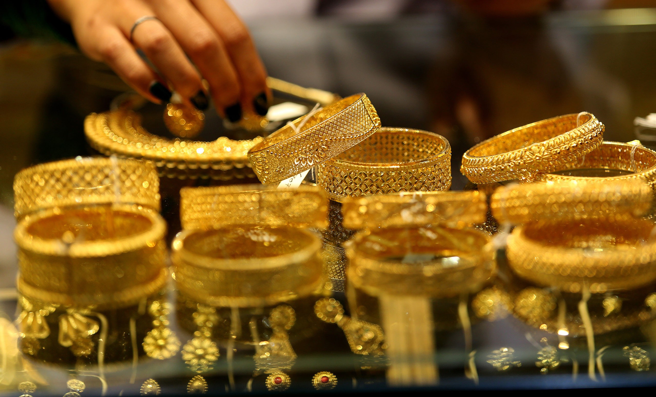 Gold price starts at Rs 40,000; 5000 per gram!