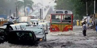 The maximum temperature in Mumbai on Wednesday is expected to be 32 ° C, while the minimum temperature is forecast to be 26 ° C. The rain can be gauged from the fact that the railway tracks have been submerged.